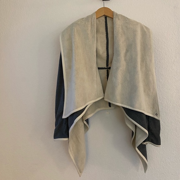 Versatile Lululemon Jacket - Picture 2 of 8